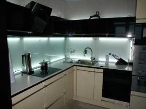 Подсветка для фартука на кухне: кухонный фартук из стекла со светодиодной лентой