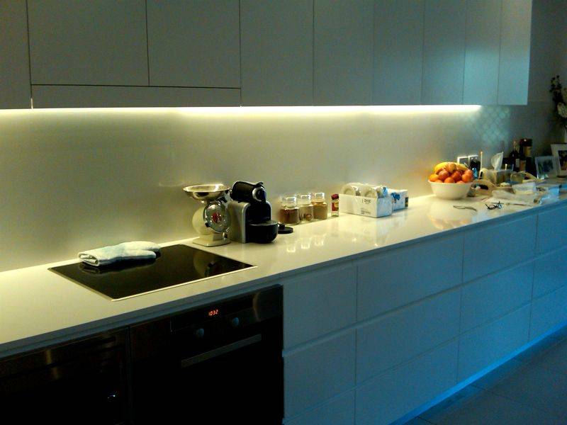 Подсветка фартука на кухне - 50 фото необычных идей в интерьереДекор и дизайн интерьера